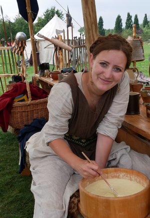Ava rührt Pfannkuchenteig an